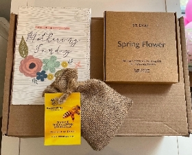 Spring flowers and bees gift set